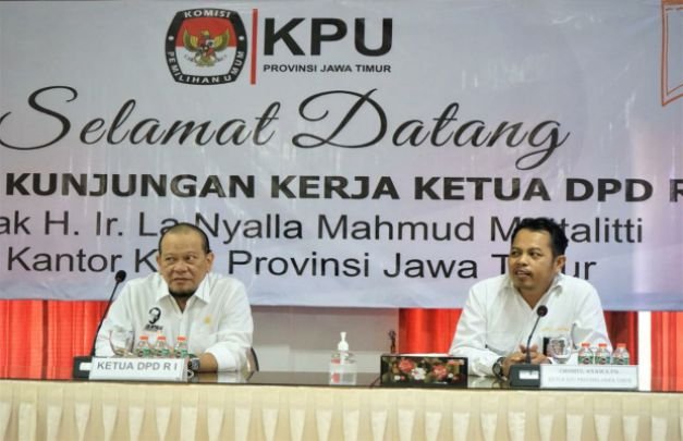 Foto : Ketua DPD RI, AA LaNyalla Mahmud Mattalitti, di kantor KPU Jatim di Surabaya