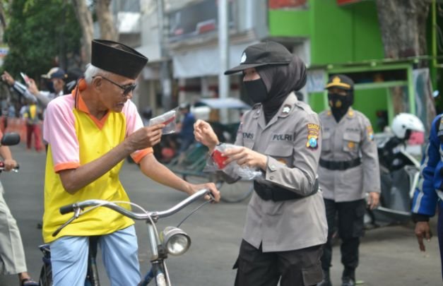 Foto : Wakapolres Memberikan Masker Kepada Pengendara Sepeda Ontel