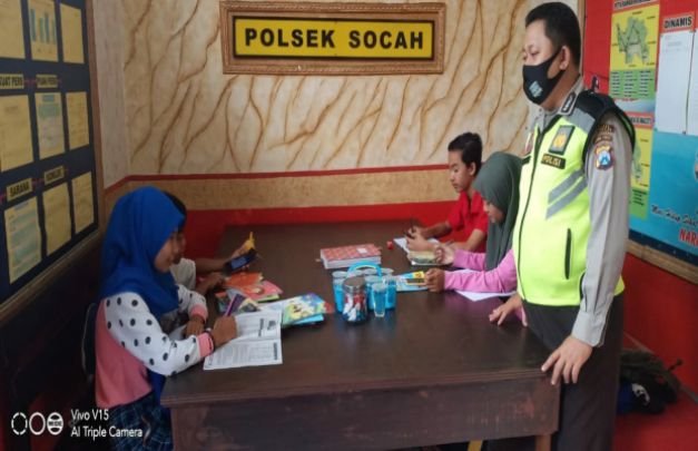 Foto : Petugas Polsek Socah saat mendampingi siswa belajar menggunakan wifi di polsek Socah.