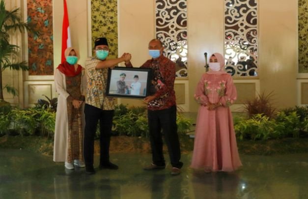 Foto: Bupati Pamekasan Dan Tengku Rakhmatsya Saat  Kenang Sambut Kejari Pamekasan
