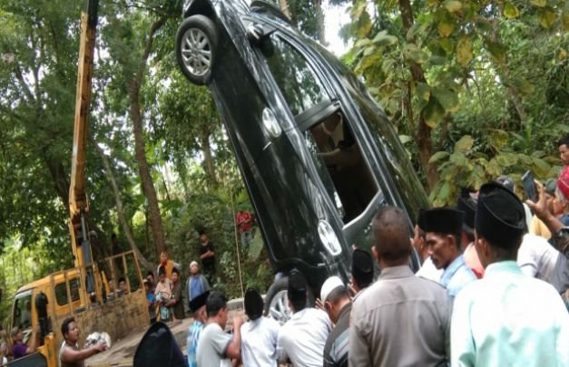 Foto: Kondisi Mobil Saat Dilokasi Jadi Tontonan Warga
