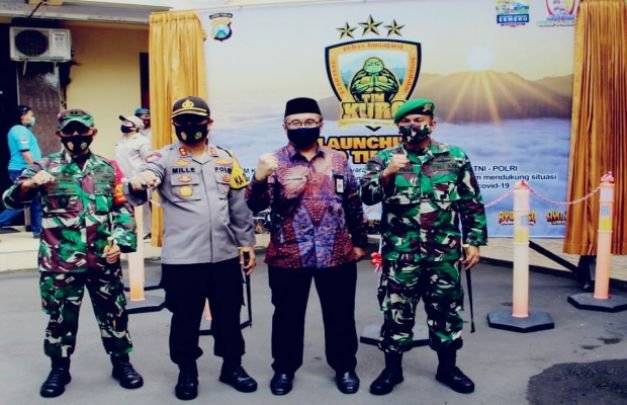 Foto bersama, usai pemotongan pita dan tumpeng