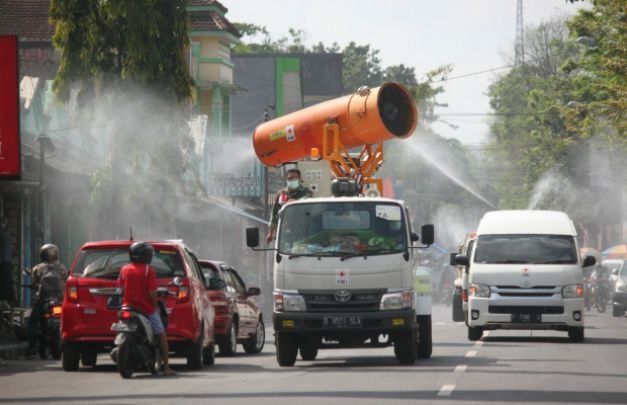 Foto: Penyemprotan Masal PMI Jember, 2 Mobil PMI di Kerahkan