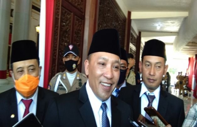 Foto : Bupati Sampang H. Slemet Junaidi (tengah)