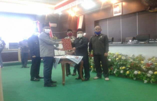 Foto: Bupati Pamekasan setelah menandatangani nota kesepakatan di Ruang sidang DPRD Pamekasan