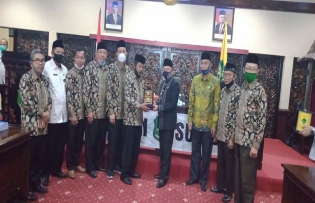Foto: Suasan penyerahan cendramata oleh Bupati terhadap FKUB Jatim di gedung Pemkab Sumenep