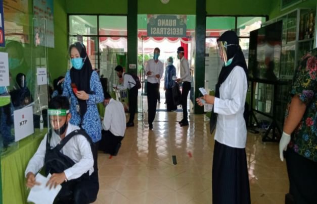 Foto: Sebelum masuk ke ruangan di SMPN 1 Sumenep, para peserta CPNS mengikuti prosedur protokol Covid-19 