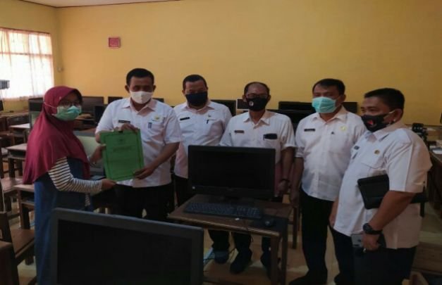 Foto: Kadisdik Pamekasan Saat Berikan Reward Berupa Uang Pembinaan Kepada Rara Arimbi