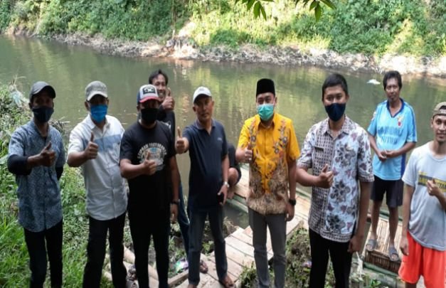 Foto: Suryadi baju batik kuning bersama warga sesaat setelah sebar bibit ikan di WAM