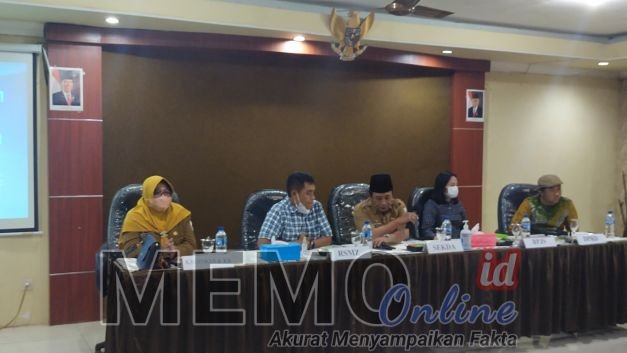Foto: Sekda Kabupaten Sampang Yuliadi Setiawan bersama Dinkes dan KB, DPRD, BPJS serta direktur RSUD Sampang saat sosialisasi UHC di gedung PKPRI Trunojoyo Sampang 