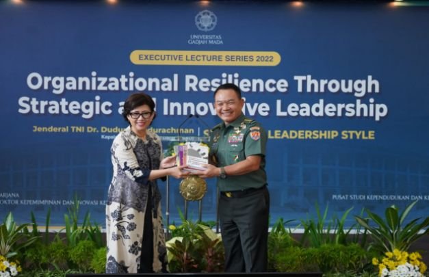 Foto: Kasad TNI Dr. Dudung dan Rektor UGM Yogyakarta Prof. dr. Ova Emilia 