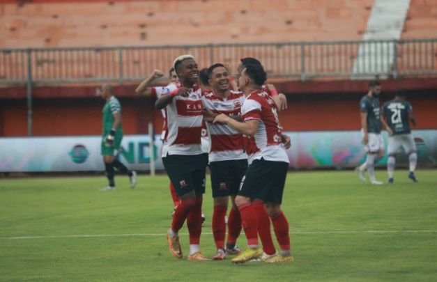 Foto: Ekspresi Lulinha usai cetak gol untuk Madura United 