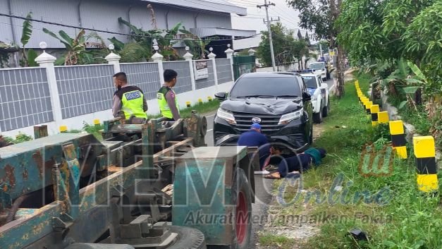 Foto : Petugas  mengevakuasi kendaraan yang terlibat Laka lantas 