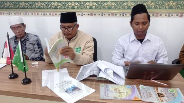 ACH Khoiruddin, Ketua Yayasan Ponpes Gedangan Daleman Sampang (baju putih)
