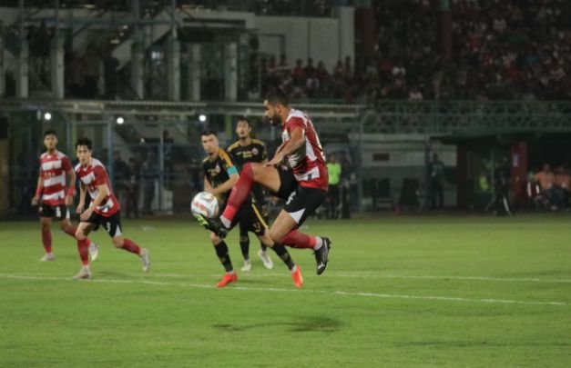 Foto: Aksi Junior Brandao vs Persija Jakarta 