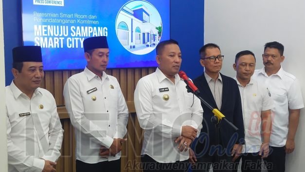 Foto : Bupati Sampang H Slamet Junaidi (tengah) usai meresmikan gedung Smart Room 