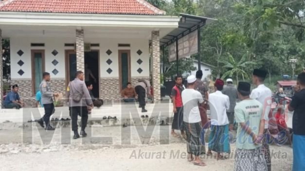 Foto : Warga desa Gunung Rancak mendatangi sekretariat PPS setempat 