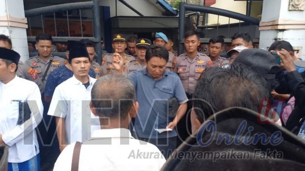 Foto : Massa simpatisan Gus Faqih geruduk kantor Bawaslu Sampang 