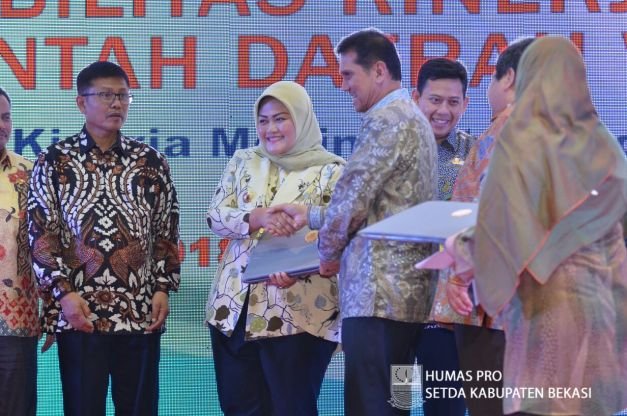 Bupati Bekasi saat menerima penghargaan dari Kemen PAN-RB RI