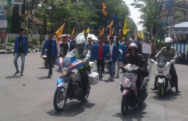 Foto Massa Aksi Menuju Kantor DPRD Pamekasan