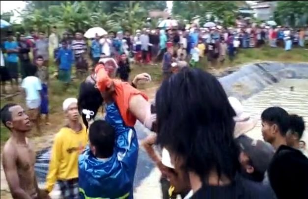 Foto Saat Warga Mengevakuasi Korban