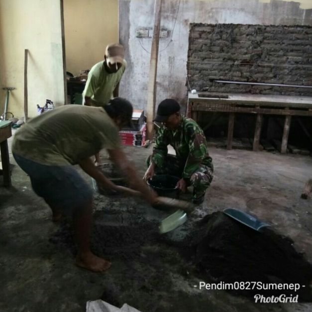 Foto: Babinsa Masalembu Bantu Warga