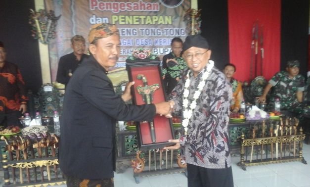 Foto : Bupati Sumenep A. Busyro Karim Ketika Menerima Cendra Mata Dari Kepala Desa Aeng Tong Tong