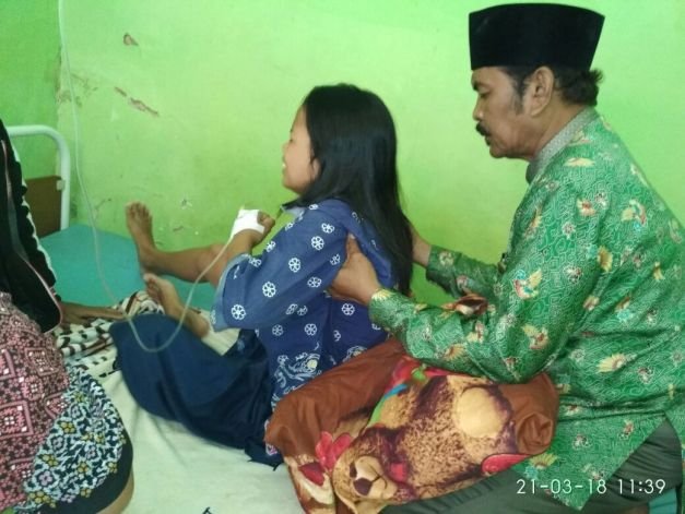 Foto : Ahli Spritual Ketika Mengobati Salah Siswi Yang Kerasukan