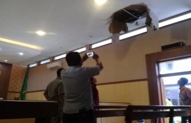 Foto Ambruknya Plafon Ruang Sidang Pengadilan Negeri Pamekasan