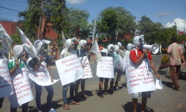 Foto :Sembilan Aksi Pocong Ketika Melakukan Aksi Demontrasi Di Depan Gedung Pemerintah Kabupaten Sumenep