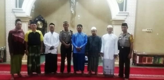 Polsek Cikarang melaksanakan giat Subuh Keliling di Masjid al-Mujahidin, Desa Karangasih, Kecamatan Cikarang Utara, Sabtu (7/4/2018).