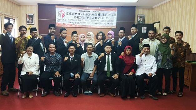 Foto Bersama Saat Pelantikan Pengawas Desa/ Kelurahan Se-Kecamatan Tambun Selatan Di Aula Kantor Kecamatan Tambun Selatan, Sabtu, (7/4/2018).