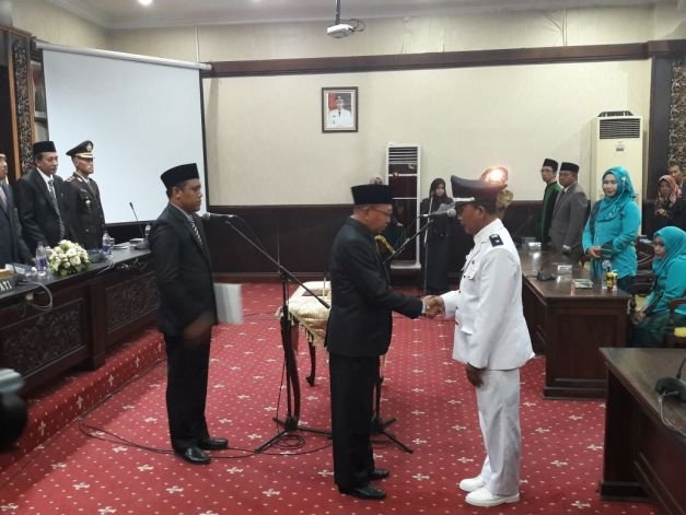 Foto : Bupati Sumenep Bersalaman Dengan Kepala Desa PAW Desa Poteran.