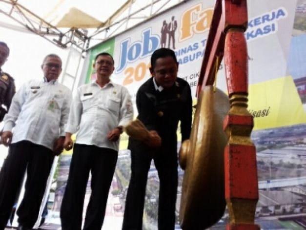 Wakil Bupati Bekasi, Eka Supria Atmaja Saat Membuka Acara Job Fair 2018 Di Lottemart Cikarang, Rabu (18/4/2018).