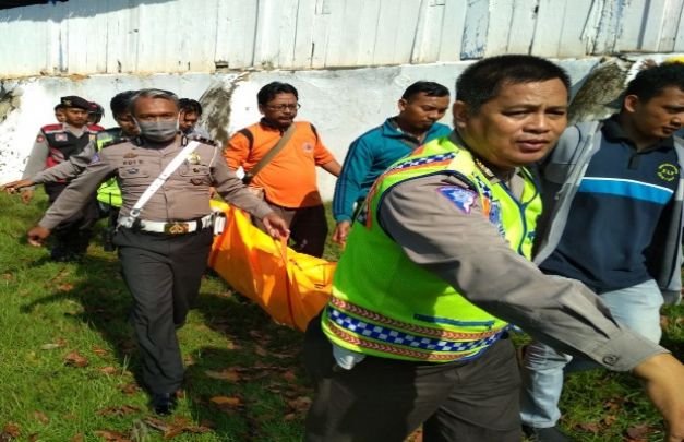 Foto Mayat saat Hendak Dibawa ke RSUD Pamekasan