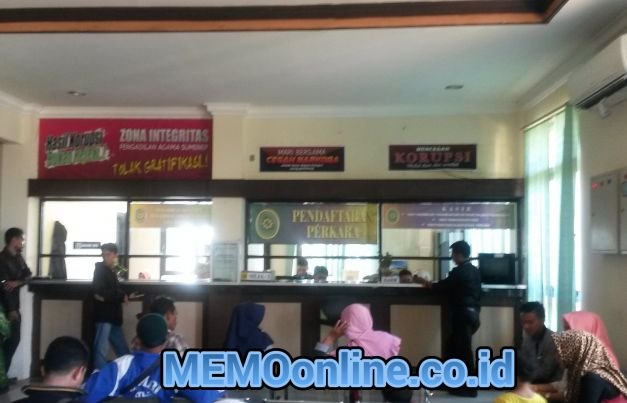 Foto : Beberapa Orang Yang Sedang Menunngu Antrian Di Pengadilan Agama Sumenep