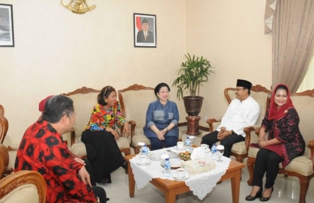Foto: Megawati Soekarno Putri bersama Gus Ipul-Puti Guntur di Surabaya