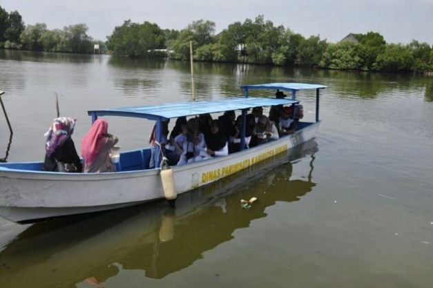 Para Pelajar se-Jabar Di Pusat Restorasi Pembelajaran Mangrove, Desa Segarajaya Kecamatan Tarumajaya Kabupaten Bekasi, Sabtu (28/4/2018).