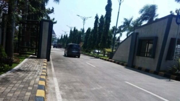 Pintu Gerbang Utama Masuk Kendaraan Menuju Komplek Perkantoran Pemda Bekasi