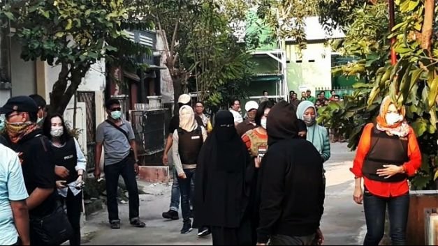Anggota Densus 88 Mabes Polri berjaga saat melakukan penggeledahan rumah terduga anggota jaringan teroris, di Perumahan Taman Tridaya Indah, Tambun Selatan, Kabupaten Bekasi, Jawa Barat, Minggu (13/5/2018).