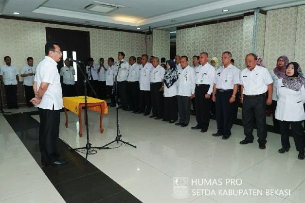 Pelantikan dilakukan di Ruang Rapat Bupati, Komplek Perkantoran Pemda Kabupaten Bekasi, Rabu (23/5/2018).