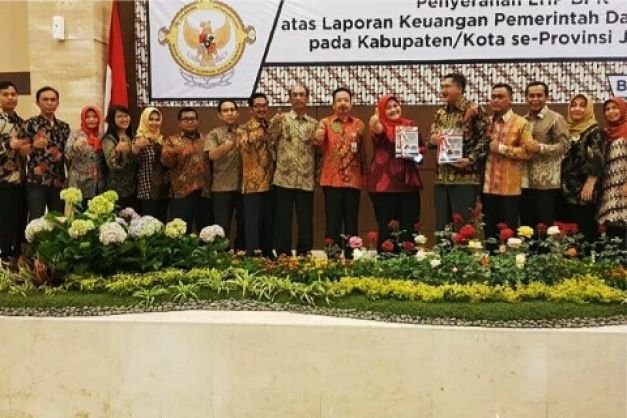 Bupati Bekasi, Neneng Hasanah Yasin,  Photo Bersama Usai Menerima Penghargaan Opini WTP.
