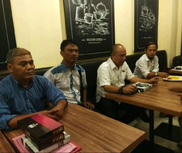 Ketua Dekopinda Kabupaten Bekasi Bersama Sekretaris Dan Jajaran Pengurus Lainnya Saat Berbuka Puasa Bersama, Rabu (30/5/2018).