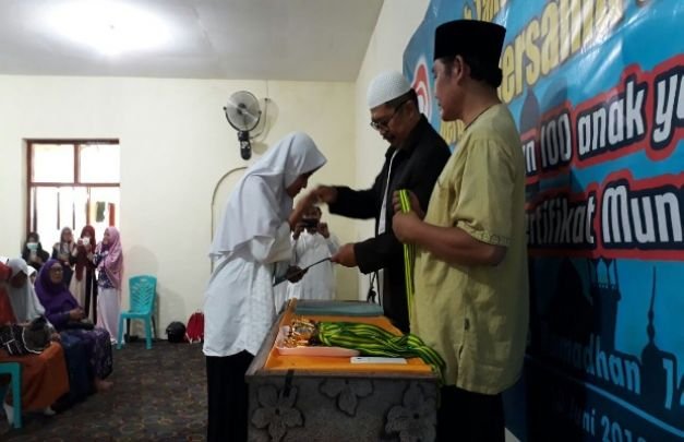 Foto: Penyerahan Santunan yang diberikan langsung Kabag Kesra kepada Anak Yatim