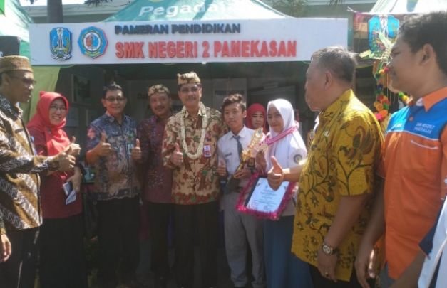Foto : Penyerahan Piagam Penghargaan Kadisdik Jatim ke Kepala Sekolah SMKN 2 Pamekasan