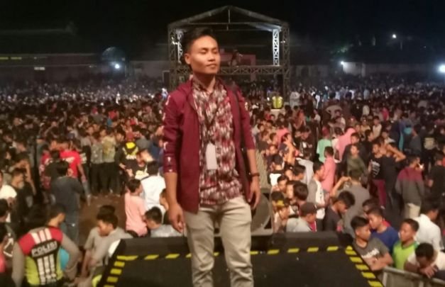 Foto : Luthfiadi saat Menjadi MC di Salah Satu Acara di Sumenep