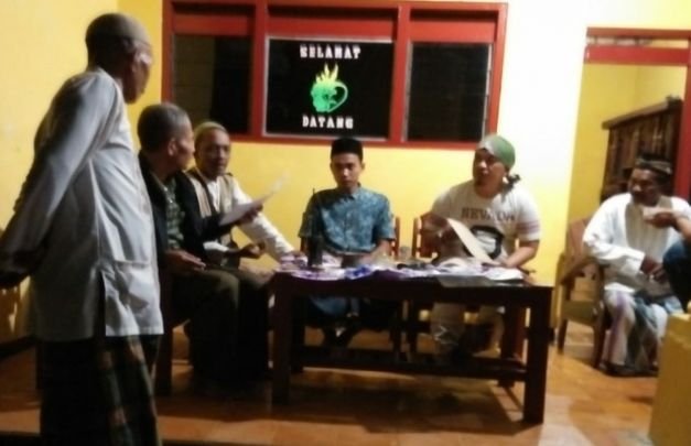 Foto : Anggi saat dimintai keterangan oleh pihak Polres Pamekasan di rumahnya