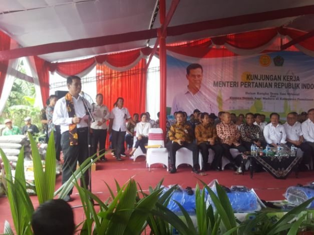 Menteri Pertanian Republik Indonesia, Andi Amran Sulaiman saat Memberikan Sambutan ke Seluruh Warga Petani Madura di Kota Gerbang Salam.