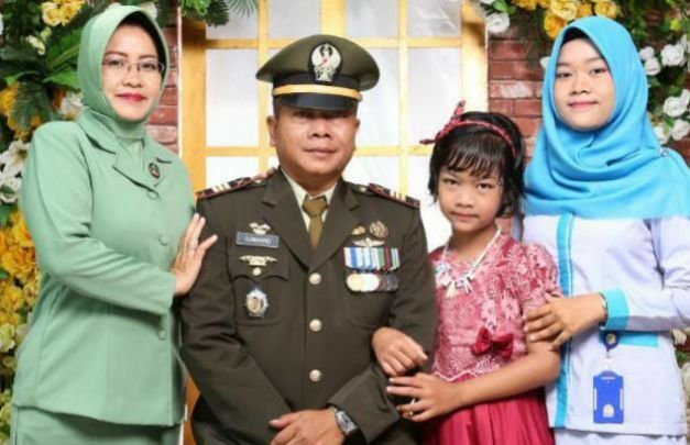 Foto: Sosok Kapten Suwarno bersama istri dan kedua putrinya