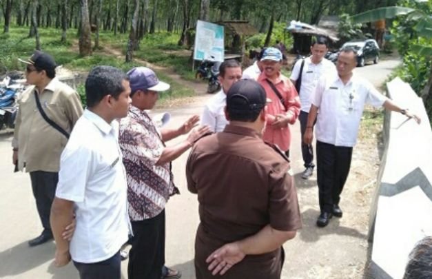 Foto: Petugas inspektorat dan kejaksaan saat melakukan penijauan DD/ADD yang diduga bermasalah